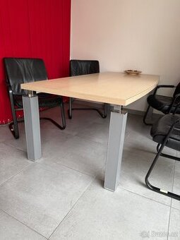 Kancelářský stůl