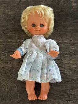 Retro panenka mrkací