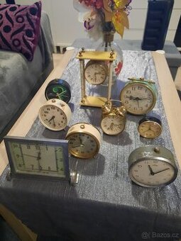Různé hodiny---hodinky a jiné věci