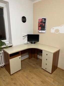 Rohový psací stůl