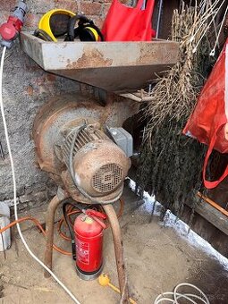 Kladívkový šrotovník na obilí