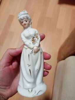 Prodám keramickou sošku dámy zn. Handgemalt