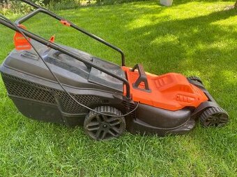 Elektrická sekačka Black+Decker 1800 W, záběr 42 cm