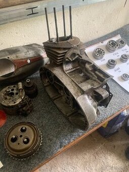 Skůtr Čezeta 175 zbytek motoru - 1