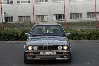 BMW E30 320i