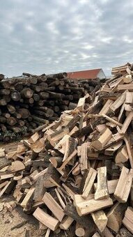 AKCE Štípané polosuché palivové dřevo tvrdé 33 cm - 1