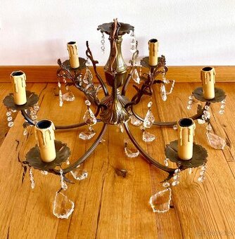 Starý krásný mosazný lustr s křišťálovými ověsy