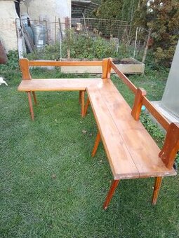 Dřevěná rohová lavice.