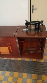 Skříňový šicí stroj