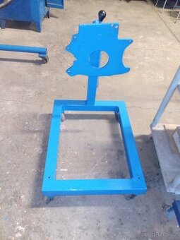 Prodám pojízdný stojan s otočným kloubem