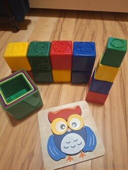 Plastové kostky, pyramida a dřevěné puzzle