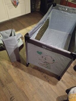 Dětská skládací přenosná postýlka.