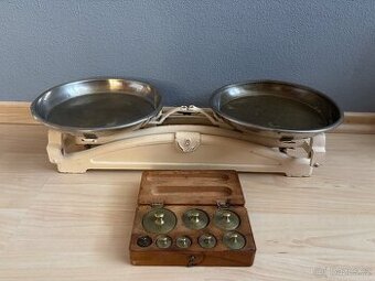 Stará váha i se závažími