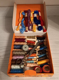 Prodám pozůstalost po švadleně - knoflíky, látky, šicí stroj