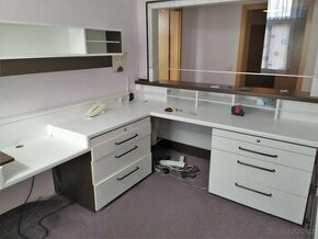 Kvalitní kancelářský nábytek / rohový stůl