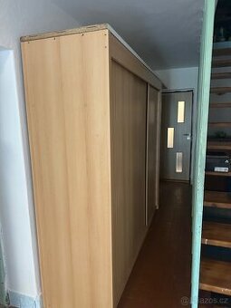 🛋️ Nabízím k prodeji: Šatní skříň s posuvnými dveřmi