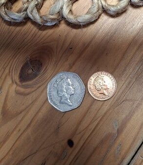 One penny 2015 a 50 pence 1997 britské mince