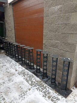 13 ks masivní kovové sloupky - 1