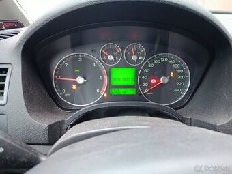 Prodám pojízdný Ford na náhradní díly - 1