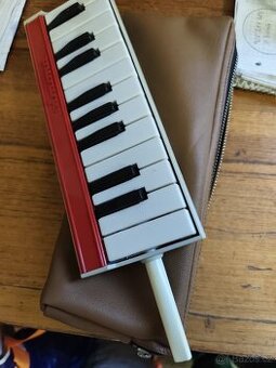 Prodám starou foukací harmoniku