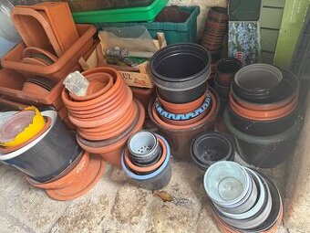 Zahradnická sadbová výbava - různé květináče, truhliky