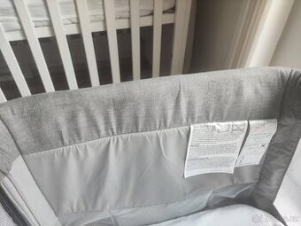 Přístavná postýlka Joie Roomie (Foggy Gray) + ZDARMA doplňky