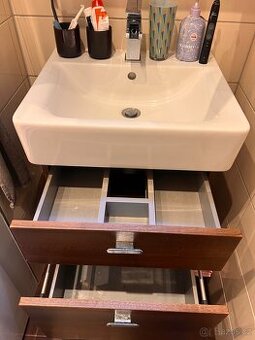 Koupelnová skříňka se zrcadlem a umyvadlem – zdarma za odvoz