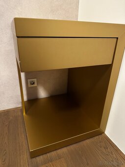 Zlaté noční stolky se zásuvkou