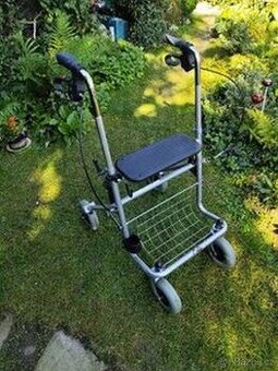 bezpečné chodítko pro seniora se sedátkem
