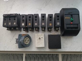 retro bakelitové jističe, zásuvky z chaty, všechno funkční