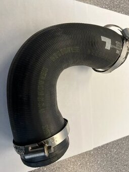 Tlaková hadice k intercooleru Škoda Superb 3, originální díl