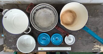 konvolut kovového kuchyňského retro nádobí