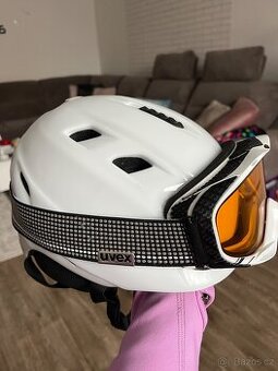 Lyžařská helma Uvex s brýlemi