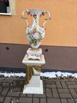 Luxusní dekorativní váza na podstavci-motiv květin