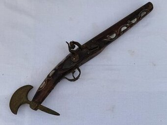 Křesadlovka se sekyrkou