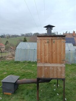 dřevěná větší udírna