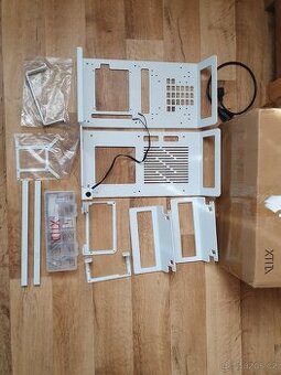 Netradiční case XTIA PROTO-L V2 - bílá