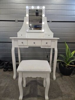 Kosmetický stolek s osvetleným zrdcadlem