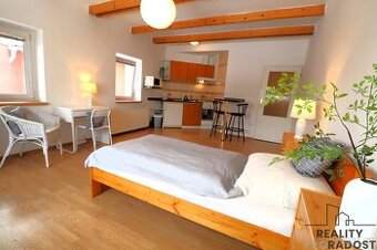 Pronájem světlého bytu 1+kk (33 m²) s výbornou dostupností –