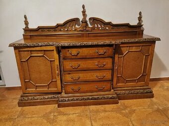 Komoda  ze  dřeva, vyřezávaná.