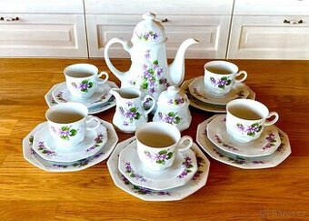 Porcelán s fialkami