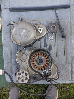 Boční víka a stator na Aprilii RS 660