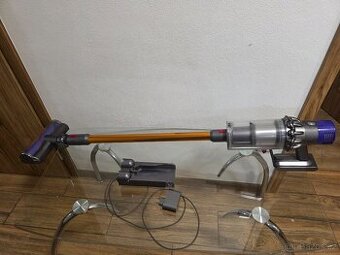 Dyson V10 Absolute s nabíječkou a držákem na zeď