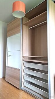 TOP STAV, TOP CENA – IKEA PAX šatní skříň s kompletním vnitř