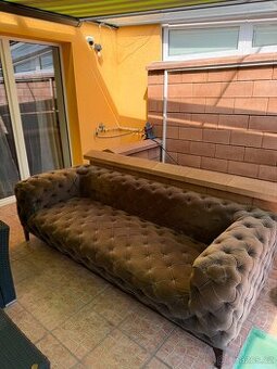 Třímístná sametová pohovka ve stylu Chesterfield (olivová)
