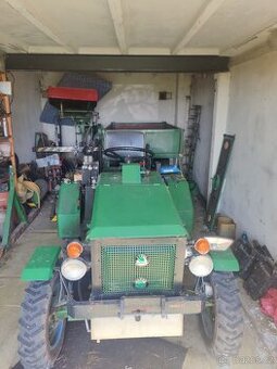 Malotraktor s vlečkou