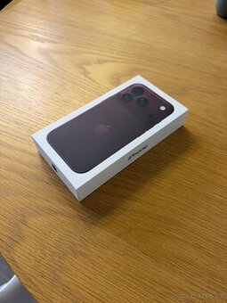 Prázdná krabička iPhone 18 Pro – burgundsky červená