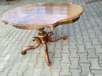 Starožitný stůl v typickém měšťanském stylu konce 19 století