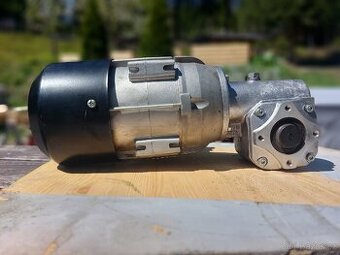 Elektromotor s převodovkou