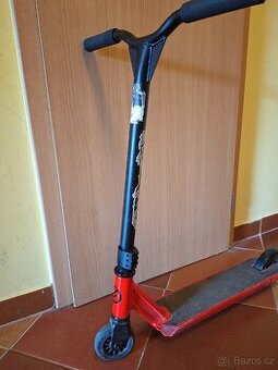 Dívčí koloběžka značky oxelo.